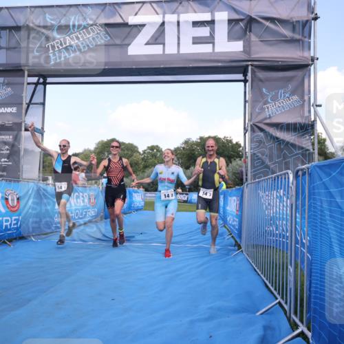 25.08.2024 - Elbe Triathlon Hamburg H.Heesch http://msf.ph/oto/6855842 25.08.2024 16:10:11 Ziel  meine-sportfotos.de