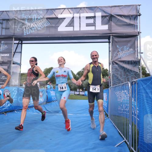 25.08.2024 - Elbe Triathlon Hamburg H.Heesch http://msf.ph/oto/6855917 25.08.2024 16:10:12 Ziel  meine-sportfotos.de