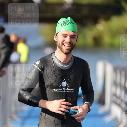 25.08.2024 - Elbe Triathlon Hamburg H.Heesch http://msf.ph/oto/6855940 25.08.2024 09:04:07 Schwimmen 206, 251, 255, 271, 317 meine-sportfotos.de