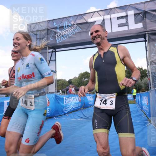 25.08.2024 - Elbe Triathlon Hamburg H.Heesch http://msf.ph/oto/6856001 25.08.2024 16:10:12 Ziel  meine-sportfotos.de