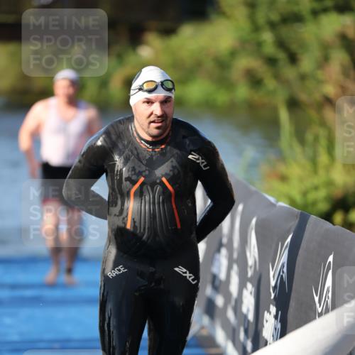 25.08.2024 - Elbe Triathlon Hamburg H.Heesch http://msf.ph/oto/6856039 25.08.2024 09:04:17 Schwimmen 255, 271, 302, 314 meine-sportfotos.de
