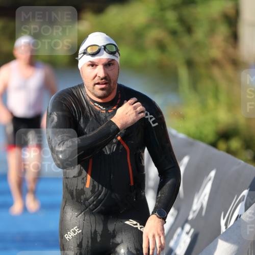 25.08.2024 - Elbe Triathlon Hamburg H.Heesch http://msf.ph/oto/6856138 25.08.2024 09:04:18 Schwimmen 255, 302, 314 meine-sportfotos.de