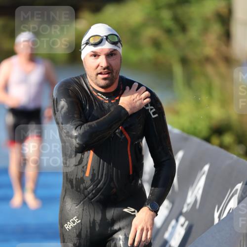 25.08.2024 - Elbe Triathlon Hamburg H.Heesch http://msf.ph/oto/6856148 25.08.2024 09:04:18 Schwimmen 255, 302, 314 meine-sportfotos.de