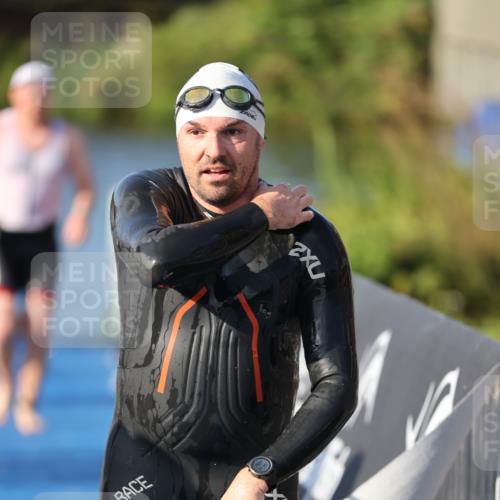 25.08.2024 - Elbe Triathlon Hamburg H.Heesch http://msf.ph/oto/6856163 25.08.2024 09:04:18 Schwimmen 255, 302, 314 meine-sportfotos.de