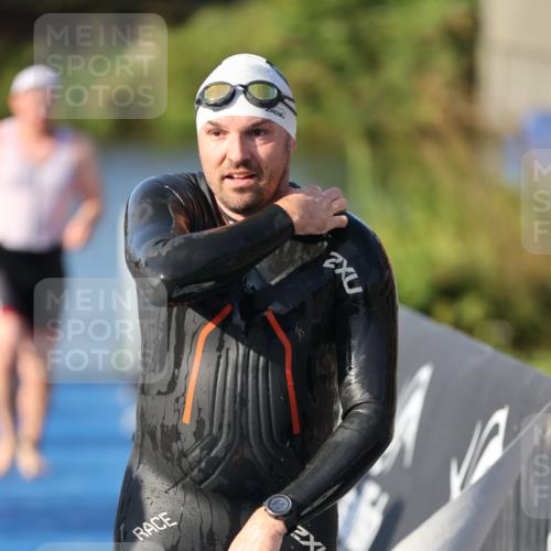 25.08.2024 - Elbe Triathlon Hamburg H.Heesch http://msf.ph/oto/6856170 25.08.2024 09:04:18 Schwimmen 255, 302, 314 meine-sportfotos.de