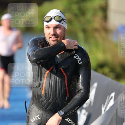 25.08.2024 - Elbe Triathlon Hamburg H.Heesch http://msf.ph/oto/6856177 25.08.2024 09:04:18 Schwimmen 255, 302, 314 meine-sportfotos.de