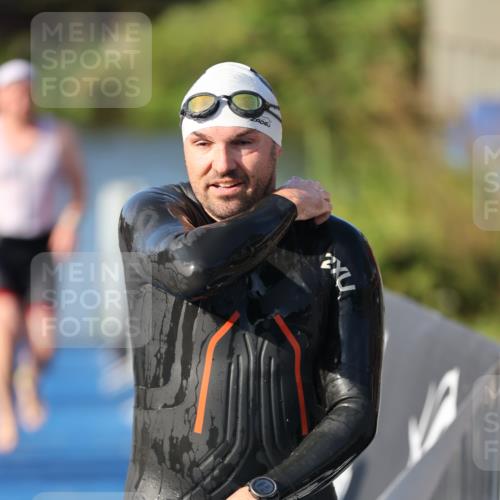 25.08.2024 - Elbe Triathlon Hamburg H.Heesch http://msf.ph/oto/6856199 25.08.2024 09:04:18 Schwimmen 255, 302, 314 meine-sportfotos.de