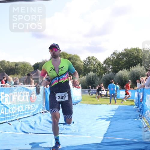 25.08.2024 - Elbe Triathlon Hamburg H.Heesch http://msf.ph/oto/6856205 25.08.2024 10:53:22 Ziel 209, 232 meine-sportfotos.de