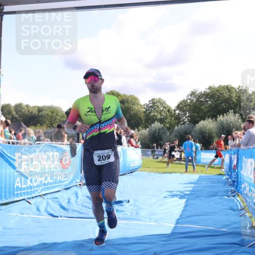 25.08.2024 - Elbe Triathlon Hamburg H.Heesch http://msf.ph/oto/6856214 25.08.2024 10:53:23 Ziel 209, 232 meine-sportfotos.de