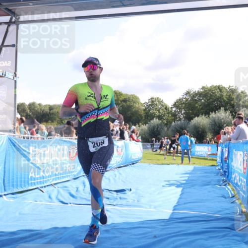 25.08.2024 - Elbe Triathlon Hamburg H.Heesch http://msf.ph/oto/6856233 25.08.2024 10:53:23 Ziel 209, 232 meine-sportfotos.de