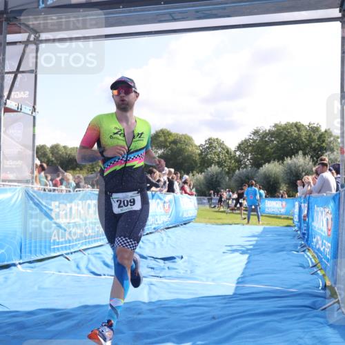 25.08.2024 - Elbe Triathlon Hamburg H.Heesch http://msf.ph/oto/6856241 25.08.2024 10:53:23 Ziel 209, 232 meine-sportfotos.de