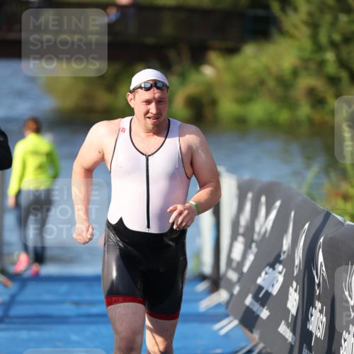 25.08.2024 - Elbe Triathlon Hamburg H.Heesch http://msf.ph/oto/6856289 25.08.2024 09:04:20 Schwimmen 255, 302, 314 meine-sportfotos.de