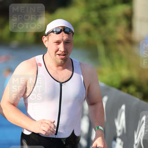 25.08.2024 - Elbe Triathlon Hamburg H.Heesch http://msf.ph/oto/6856312 25.08.2024 09:04:22 Schwimmen 255, 302, 314 meine-sportfotos.de