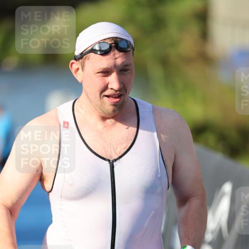 25.08.2024 - Elbe Triathlon Hamburg H.Heesch http://msf.ph/oto/6856363 25.08.2024 09:04:22 Schwimmen 255, 302, 314 meine-sportfotos.de