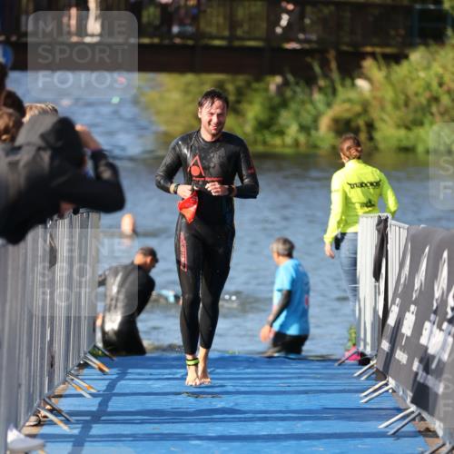 25.08.2024 - Elbe Triathlon Hamburg H.Heesch http://msf.ph/oto/6856604 25.08.2024 09:05:01 Schwimmen 223, 231, 265 meine-sportfotos.de