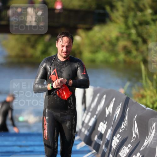 25.08.2024 - Elbe Triathlon Hamburg H.Heesch http://msf.ph/oto/6856639 25.08.2024 09:05:04 Schwimmen 223, 231, 264, 265 meine-sportfotos.de