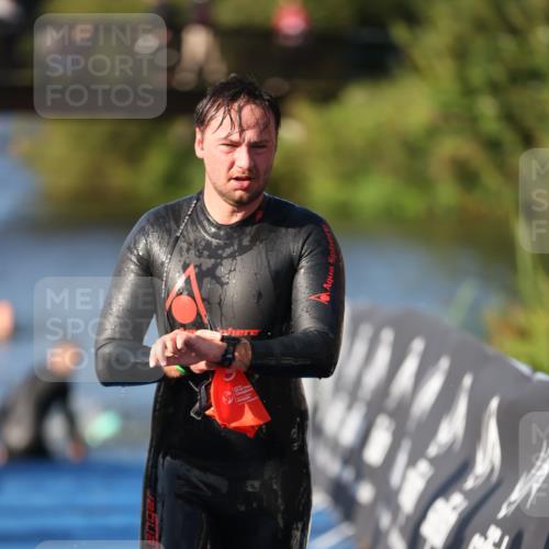 25.08.2024 - Elbe Triathlon Hamburg H.Heesch http://msf.ph/oto/6856663 25.08.2024 09:05:06 Schwimmen 223, 231, 264, 265 meine-sportfotos.de