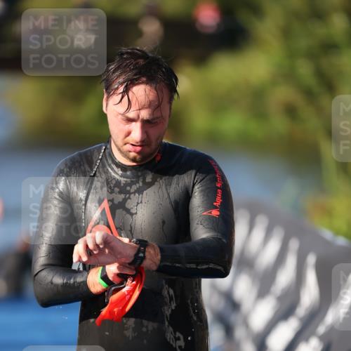 25.08.2024 - Elbe Triathlon Hamburg H.Heesch http://msf.ph/oto/6856725 25.08.2024 09:05:06 Schwimmen 223, 231, 264, 265 meine-sportfotos.de