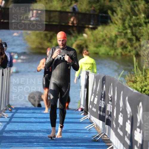 25.08.2024 - Elbe Triathlon Hamburg H.Heesch http://msf.ph/oto/6857116 25.08.2024 09:06:05 Schwimmen 312, 323 meine-sportfotos.de