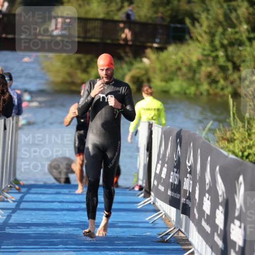 25.08.2024 - Elbe Triathlon Hamburg H.Heesch http://msf.ph/oto/6857121 25.08.2024 09:06:05 Schwimmen 312, 323 meine-sportfotos.de