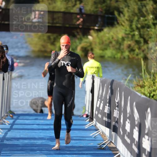 25.08.2024 - Elbe Triathlon Hamburg H.Heesch http://msf.ph/oto/6857134 25.08.2024 09:06:06 Schwimmen 312, 323 meine-sportfotos.de