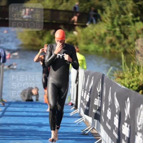 25.08.2024 - Elbe Triathlon Hamburg H.Heesch http://msf.ph/oto/6857153 25.08.2024 09:06:06 Schwimmen 312, 323 meine-sportfotos.de