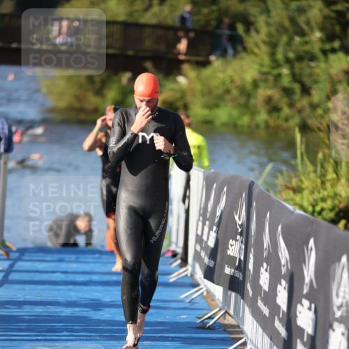 25.08.2024 - Elbe Triathlon Hamburg H.Heesch http://msf.ph/oto/6857157 25.08.2024 09:06:06 Schwimmen 312, 323 meine-sportfotos.de