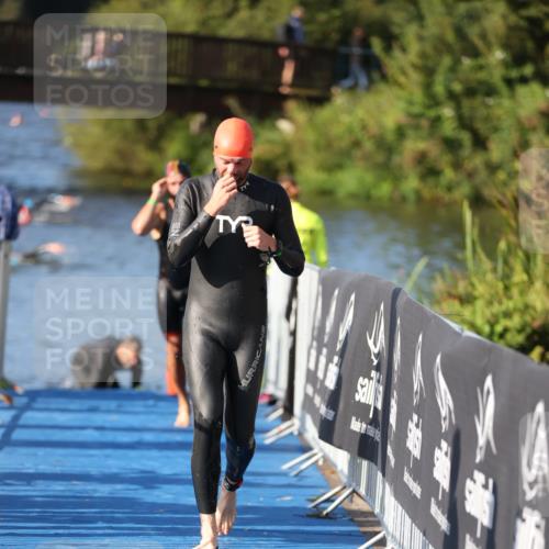 25.08.2024 - Elbe Triathlon Hamburg H.Heesch http://msf.ph/oto/6857163 25.08.2024 09:06:06 Schwimmen 312, 323 meine-sportfotos.de