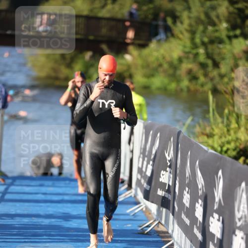 25.08.2024 - Elbe Triathlon Hamburg H.Heesch http://msf.ph/oto/6857171 25.08.2024 09:06:06 Schwimmen 312, 323 meine-sportfotos.de