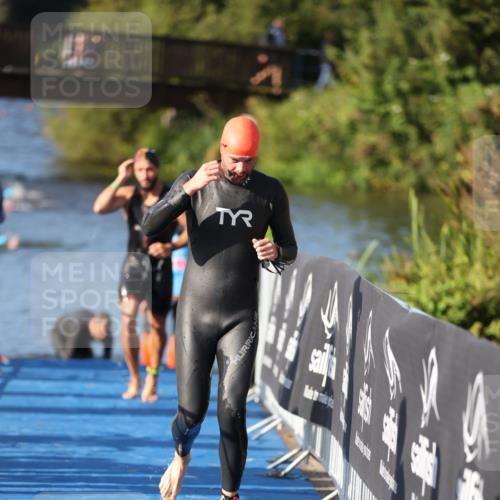 25.08.2024 - Elbe Triathlon Hamburg H.Heesch http://msf.ph/oto/6857183 25.08.2024 09:06:07 Schwimmen 312, 323 meine-sportfotos.de
