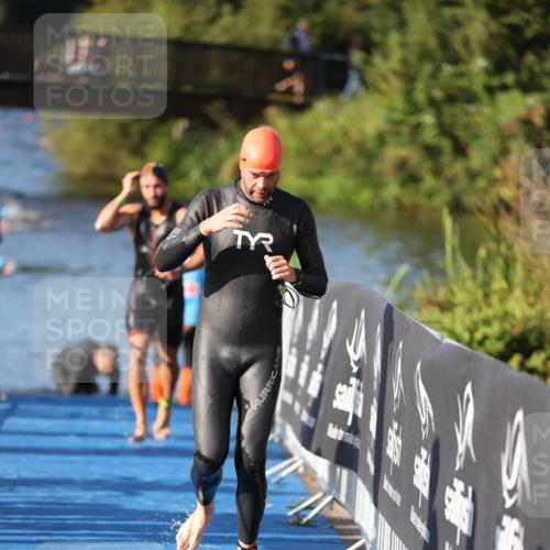 25.08.2024 - Elbe Triathlon Hamburg H.Heesch http://msf.ph/oto/6857188 25.08.2024 09:06:07 Schwimmen 312, 323 meine-sportfotos.de