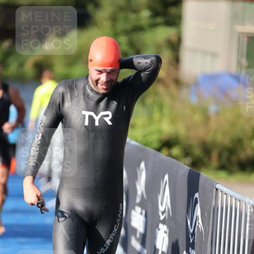 25.08.2024 - Elbe Triathlon Hamburg H.Heesch http://msf.ph/oto/6857230 25.08.2024 09:06:09 Schwimmen 312, 323 meine-sportfotos.de