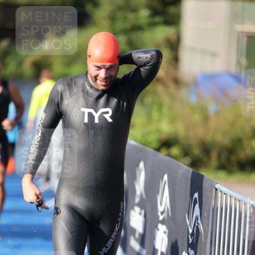25.08.2024 - Elbe Triathlon Hamburg H.Heesch http://msf.ph/oto/6857236 25.08.2024 09:06:09 Schwimmen 312, 323 meine-sportfotos.de
