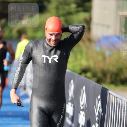 25.08.2024 - Elbe Triathlon Hamburg H.Heesch http://msf.ph/oto/6857250 25.08.2024 09:06:09 Schwimmen 312, 323 meine-sportfotos.de