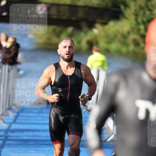 25.08.2024 - Elbe Triathlon Hamburg H.Heesch http://msf.ph/oto/6857277 25.08.2024 09:06:10 Schwimmen 312, 323 meine-sportfotos.de