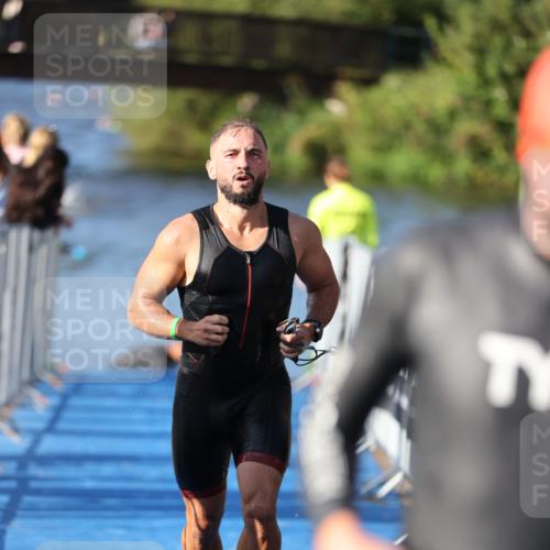 25.08.2024 - Elbe Triathlon Hamburg H.Heesch http://msf.ph/oto/6857281 25.08.2024 09:06:10 Schwimmen 312, 323 meine-sportfotos.de