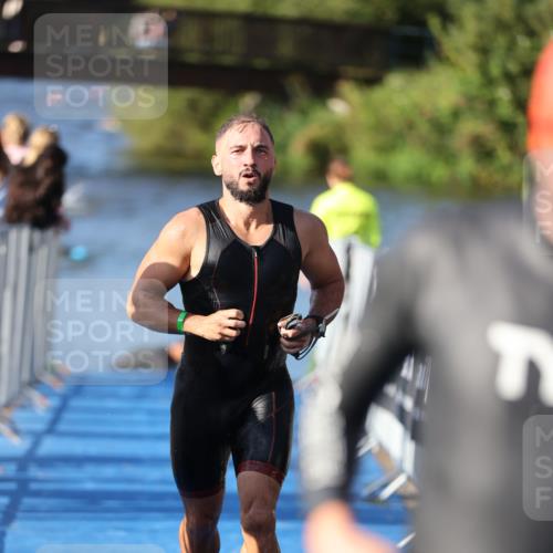25.08.2024 - Elbe Triathlon Hamburg H.Heesch http://msf.ph/oto/6857289 25.08.2024 09:06:10 Schwimmen 312, 323 meine-sportfotos.de