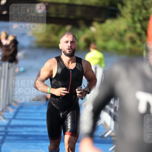 25.08.2024 - Elbe Triathlon Hamburg H.Heesch http://msf.ph/oto/6857291 25.08.2024 09:06:10 Schwimmen 312, 323 meine-sportfotos.de