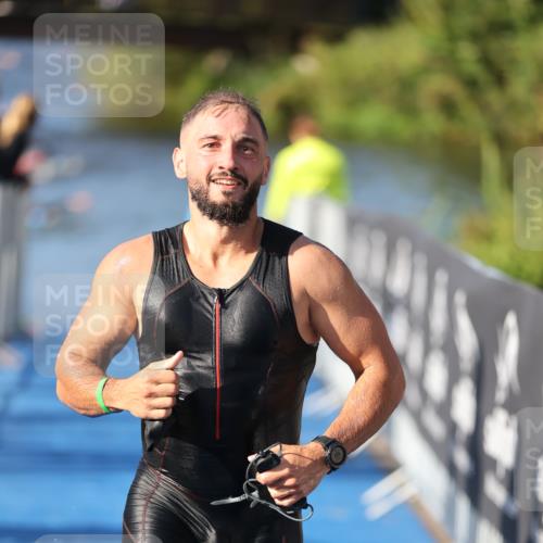 25.08.2024 - Elbe Triathlon Hamburg H.Heesch http://msf.ph/oto/6857318 25.08.2024 09:06:11 Schwimmen 312, 323 meine-sportfotos.de