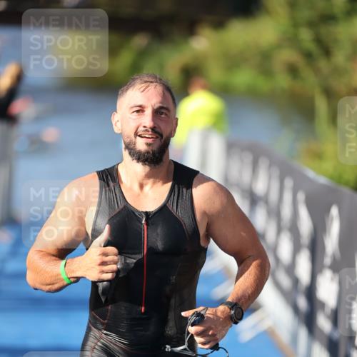 25.08.2024 - Elbe Triathlon Hamburg H.Heesch http://msf.ph/oto/6857327 25.08.2024 09:06:11 Schwimmen 312, 323 meine-sportfotos.de