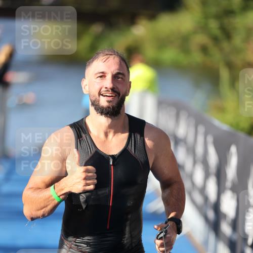 25.08.2024 - Elbe Triathlon Hamburg H.Heesch http://msf.ph/oto/6857341 25.08.2024 09:06:12 Schwimmen 312, 323 meine-sportfotos.de