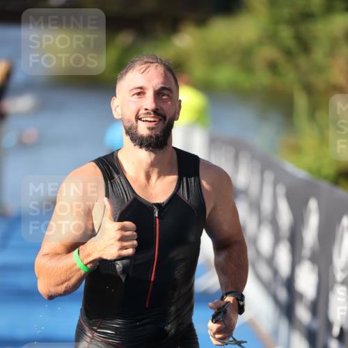 25.08.2024 - Elbe Triathlon Hamburg H.Heesch http://msf.ph/oto/6857348 25.08.2024 09:06:12 Schwimmen 312, 323 meine-sportfotos.de