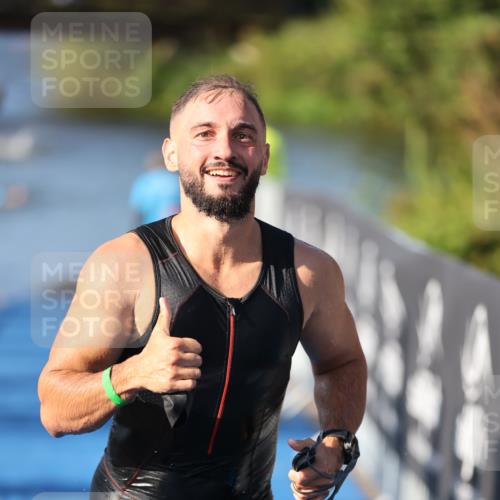 25.08.2024 - Elbe Triathlon Hamburg H.Heesch http://msf.ph/oto/6857356 25.08.2024 09:06:12 Schwimmen 312, 323 meine-sportfotos.de