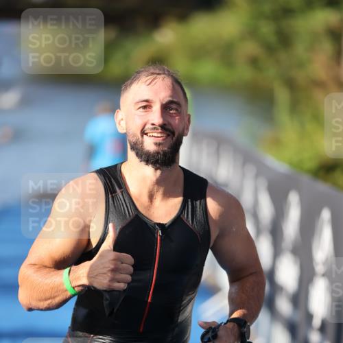 25.08.2024 - Elbe Triathlon Hamburg H.Heesch http://msf.ph/oto/6857361 25.08.2024 09:06:12 Schwimmen 312, 323 meine-sportfotos.de