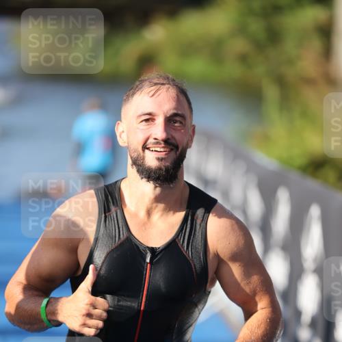 25.08.2024 - Elbe Triathlon Hamburg H.Heesch http://msf.ph/oto/6857370 25.08.2024 09:06:12 Schwimmen 312, 323 meine-sportfotos.de