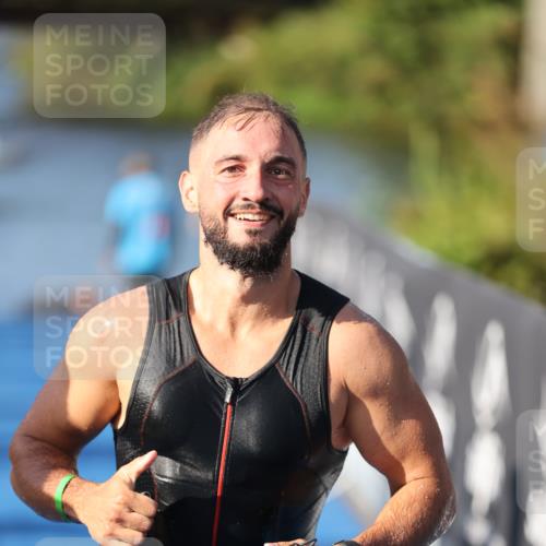 25.08.2024 - Elbe Triathlon Hamburg H.Heesch http://msf.ph/oto/6857372 25.08.2024 09:06:12 Schwimmen 312, 323 meine-sportfotos.de
