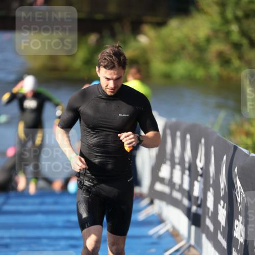 25.08.2024 - Elbe Triathlon Hamburg H.Heesch http://msf.ph/oto/6857397 25.08.2024 09:06:36 Schwimmen 254, 277, 403, 442, 1850 meine-sportfotos.de