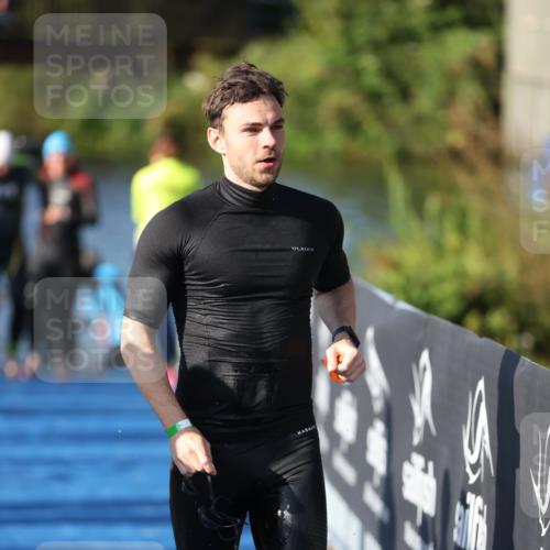 25.08.2024 - Elbe Triathlon Hamburg H.Heesch http://msf.ph/oto/6857404 25.08.2024 09:06:37 Schwimmen 254, 277, 403, 442, 1850 meine-sportfotos.de