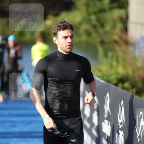 25.08.2024 - Elbe Triathlon Hamburg H.Heesch http://msf.ph/oto/6857409 25.08.2024 09:06:37 Schwimmen 254, 277, 403, 442, 1850 meine-sportfotos.de