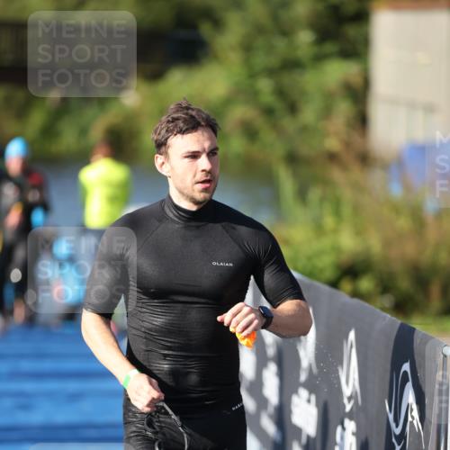 25.08.2024 - Elbe Triathlon Hamburg H.Heesch http://msf.ph/oto/6857419 25.08.2024 09:06:37 Schwimmen 254, 277, 403, 442, 1850 meine-sportfotos.de
